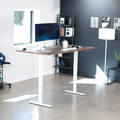 Sit or stand on demand throughout the busy day with this solid frame featuring dual thermal motors and 3-stage telescopic height adjustment.