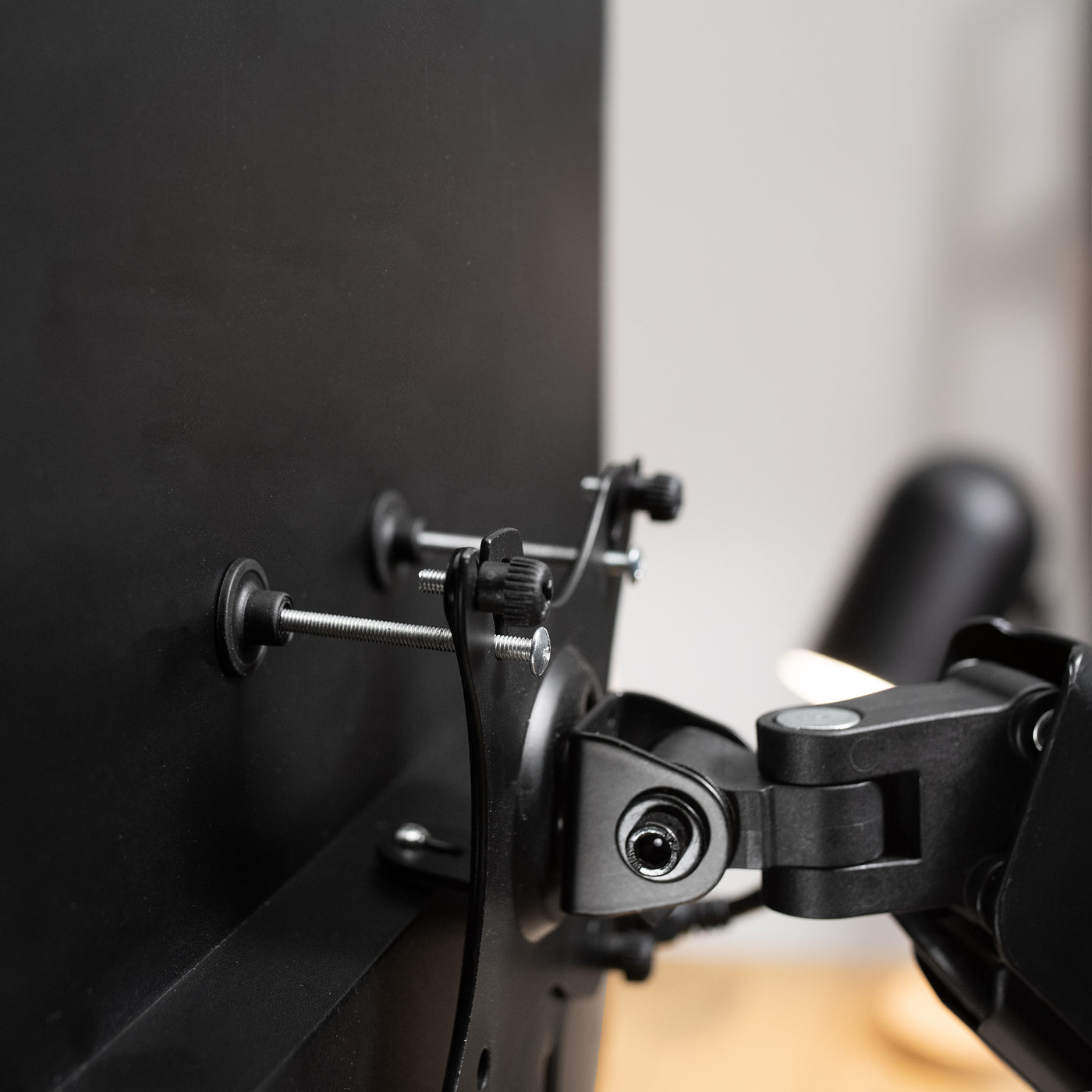 Quickly attach the VESA adapter mounting bracket from VIVO.